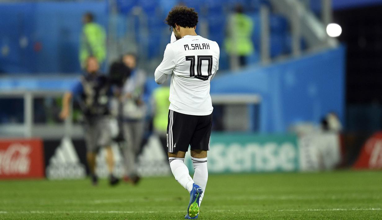 Striker Mesir, Mohamed Salah, meninggalkan lapangan usai ditaklukkan Rusia pada laga Piala Dunia 2018 di Stadion Krestovsky, Saint-Petersburg, Rabu (20/6/2018). Rusia menang 3-1 atas Mesir. (AP/Martin Meissner)