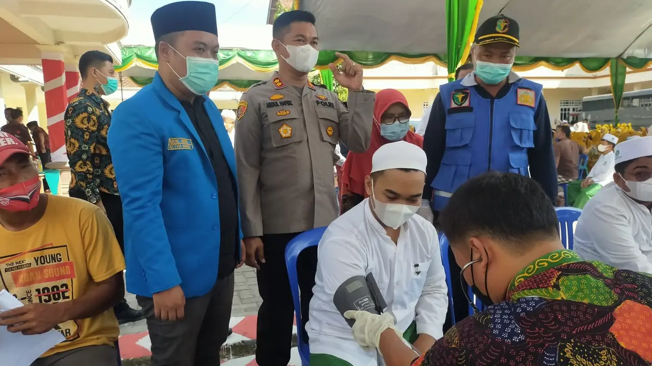 Vaksinasi santri di pondok pesantren Sampang. (Dian Kurniawan/Liputan6.com)