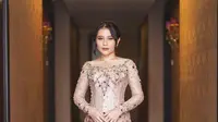 Dalam acara wisuda ini, Prilly tampil menawan berbalut kebaya off the shoulder warna pink bertabur payet. (Instagram/prillylatuconsina96).