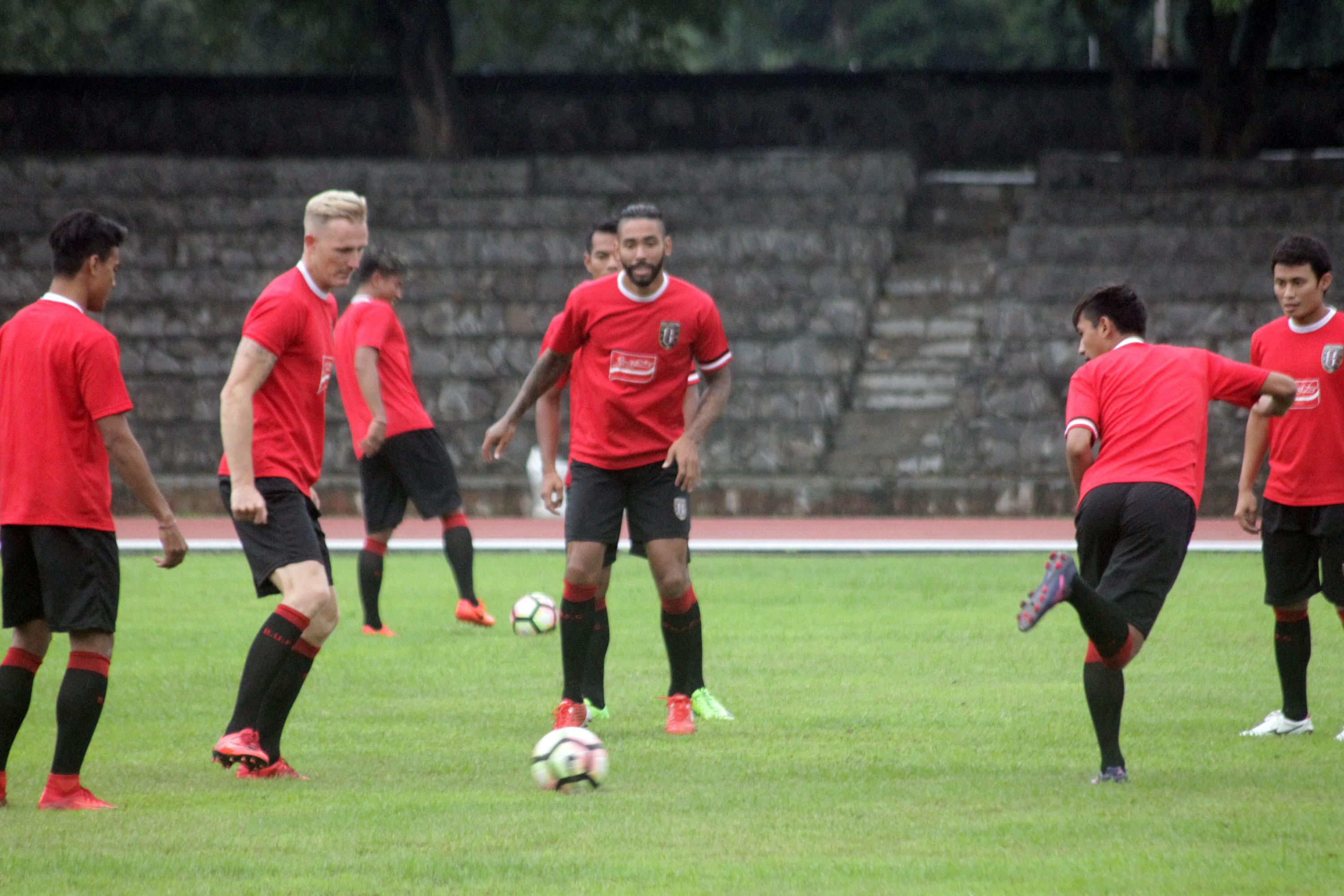 Bali United saat persiapan menjelang babak 8 besar Piala Presiden 2018 melawan Madura United. (Bola.com/Ronald Seger)