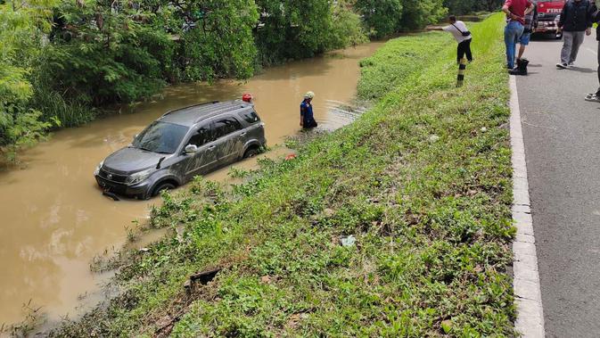Lagi Cari Kartu Tol, Sopir Rush Tak Sadar Mobilnya Nyelonong Masuk Kali