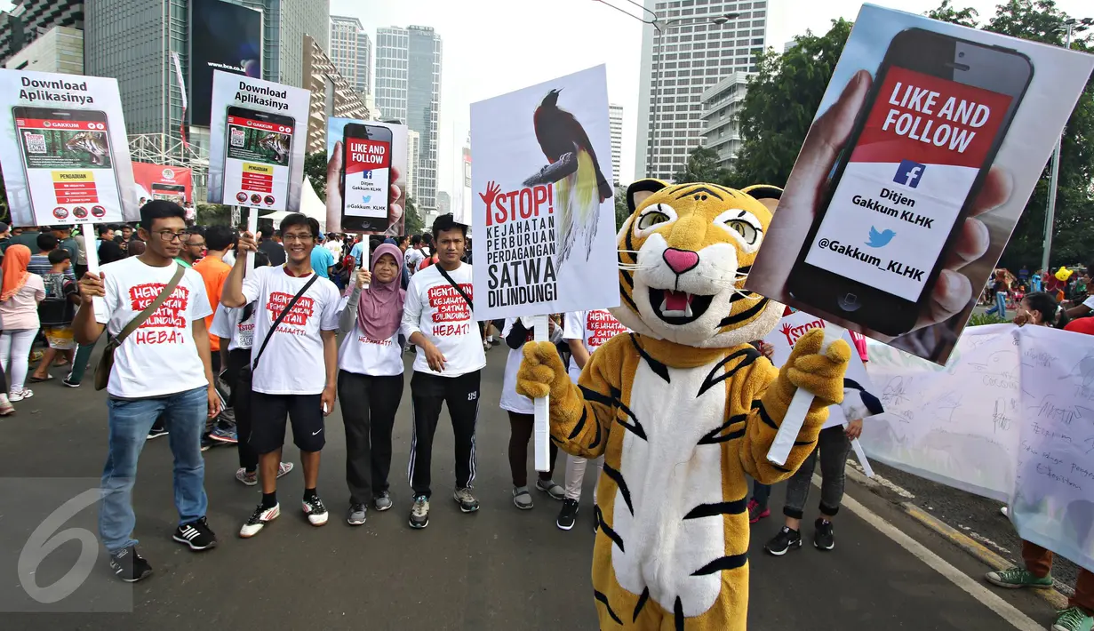 Sejumlah warga saat mengikuti acara peluncuran aplikasi Gakkum Lingkungan dan Kehutanan dalam kampanye bertajuk 'Ayo Hentikan Kejahatan Lingkungan dan Kehutanan' di kawasan Bundaran Hotel Indonesia, Jakarta, (20/12). (Liputan6.com/Immanuel Antonius)