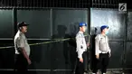Sejumlah polisi berjaga di depan pabrik kembang api di Kosambi, Tangerang, Banten, Kamis (26/10). Kebakaran di tempat pembuatan kembang api ini menewaskan setidaknya 47 orang karyawan dan puluhan lainnya terluka bakar. (Liputan6.com/Helmi Afandi)