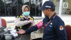 Petugas medis dari Rumah Sakit Polri melakukan pemeriksaan kesehatan kepada petugas-petugas Pemilu 2024 di GOR Kecamatan Duren Sawit, Jakarta, Jumat (16/2/2024). (merdeka.com/Imam Buhori)