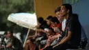 Pelatih sementara Timnas Indonesia, Pieter Huistra (kedua kanan) menyaksikan latihan tim Persipura di Lapangan C Senayan, Jakarta, Kamis (7/5/2015). (Liputan6.com/Helmi Fithriansyah)
