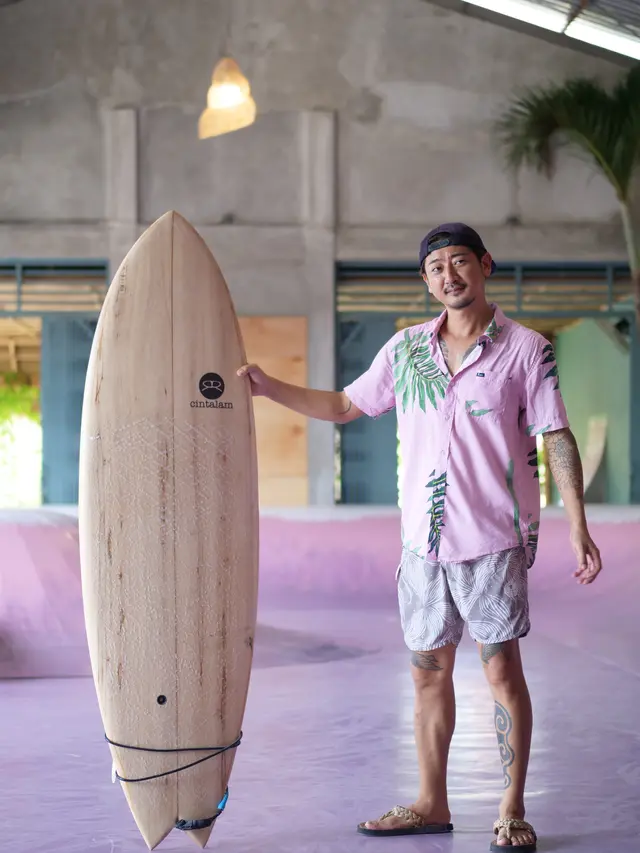Hiro San dan papan seluncur berbahan kayu