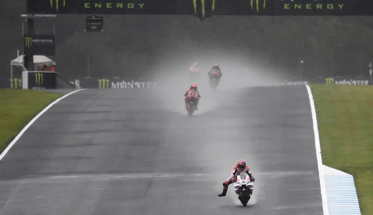 Pembalap dari tim Pramac Ducati, Jorge Martin (depan) memimpin di depan pembalap tim Ducati Lenovo, Francesco Bagnaia pada balapan MotoGP Jepang 2023 di Sirkuit Motegi, Minggu (1/10/2023) siang WIB. (AFP/Toshifumi Kitamura)