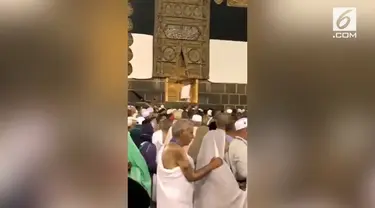 Beredar video seorang pria membuka paksa pintu Kabah di Masjidil Haram. Namun, saat berusahanya belum berhasil, kain ihram pria tersebut terlepas.