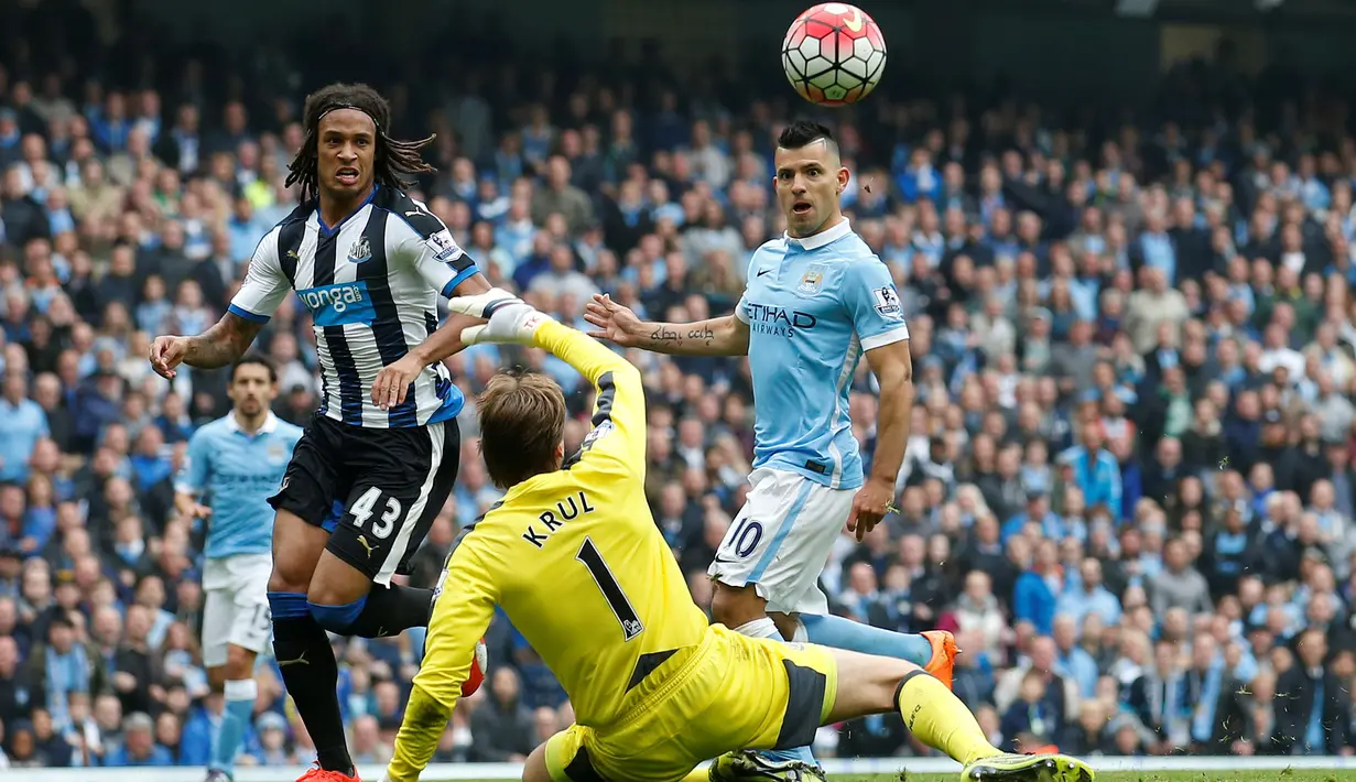  Pemain Manchester City Sergio Aguero mencetak gol dengan mengecoh kiper Newcastle Tim Krull pada lanjutan Liga Premier Inggris di Etihad Stadium, Sabtu (04/10/2015).  Manchester City menang 6-1. Reuters / Carl Recine