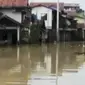 Ratusan rumah kembali terendam banjir di Mojokerto, Jawa Timur, hingga windsurfing saat badai tengah terjadi di Cangas, Galicia.