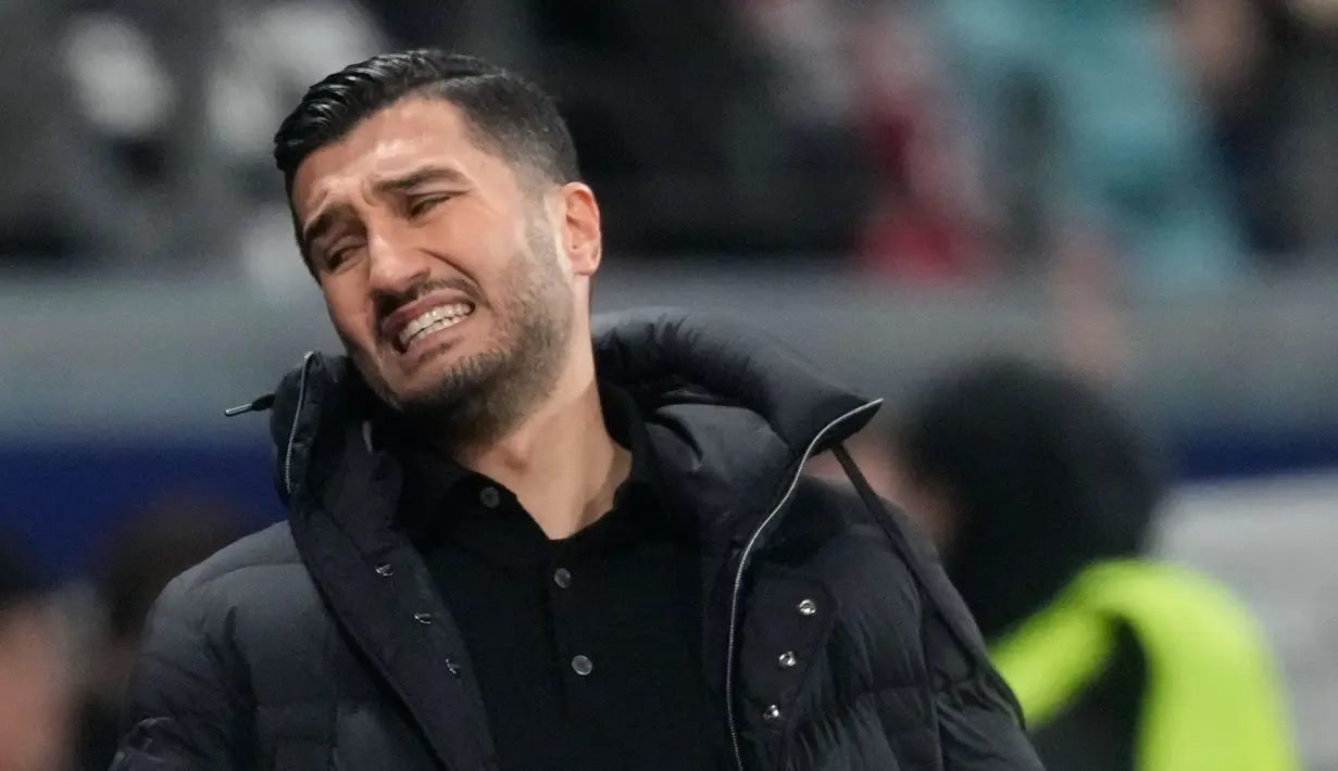 Borussia Dortmund kembali telan kekalahan untuk ketiga kalinya secara beruntun di Bundesliga. Kali ini, tim asuhan Nuri Sahin takluk dari tuan rumah Eintracht Frankfurt dengan skor 2-0, Sabtu (18/1/2025) dini hari WIB. (AP Photo/Michael Probst)