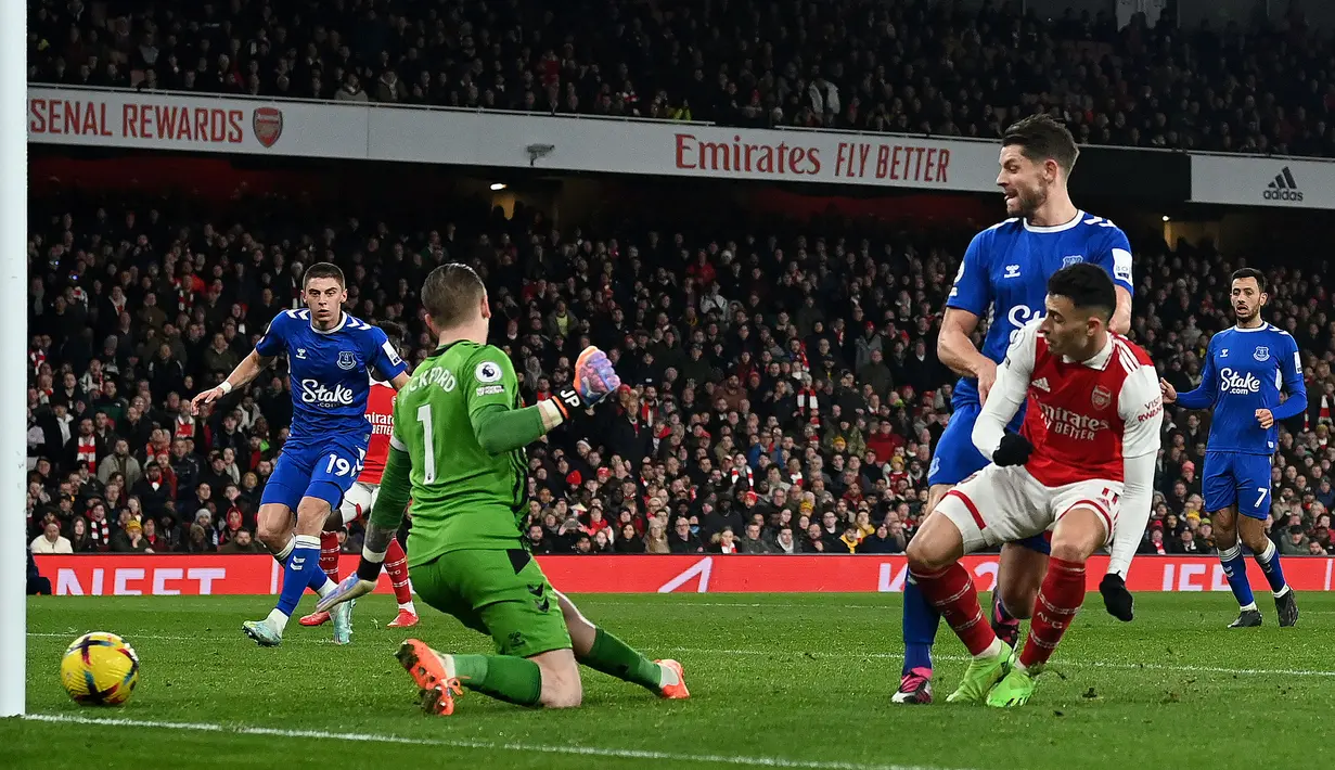 Pemain Arsenal, Gabriel Martinelli mencetak gol keempat timnya ke gawang Everton pada laga lanjutan Liga Inggris 2022/2023 yang berlangsung di Emirates Stadium, London, Kamis (02/03/2023) WIB. Arsenal berhasil menang telak dengan skor 4-0. (AFP/Glyn Kirk)
