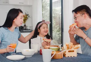 Mengatur jadwal makan dapat meningkatkan waktu kebersamaan bersama keluarga. (foto: tirachardz/freepik)