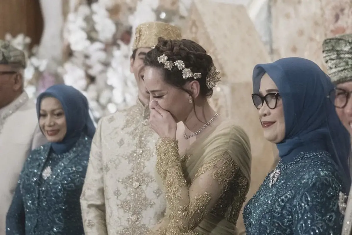 Potret Ibu, Mertua, hingga Saudara Perempuan Enzy Storia di Hari Pernikahannya