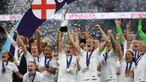 Ellen White (kiri tengah) dan Jill Scott (kanan tengah) mengangkat trofi saat para pemain Timnas Wanita Inggris merayakan kemenangan di ajang Euro 2022 usai mengalahkan Jerman 2-1 pada babak final di stadion Wembley, di London, pada Juli 31 Desember 2022. (AFP/Franck Fife)