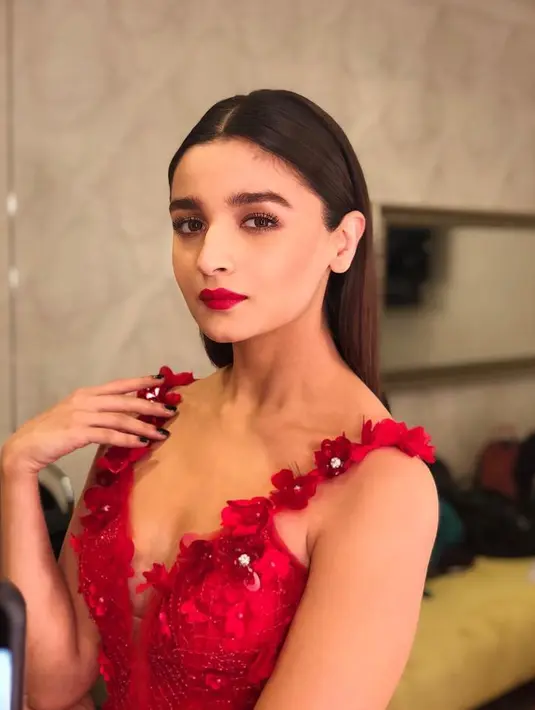 Alia Bhatt merupakan akrtis India keturunan Inggris. Wajar jika ia mempunyai wajah yang super cantik dan bibir yang seksi menggoda. (Foto: instagram.com/aliaabhatt)