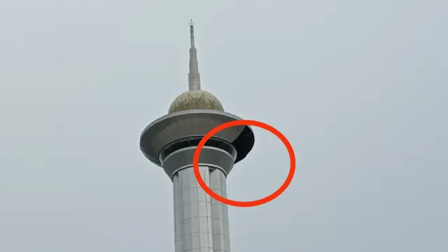 Tugu MTQ Kendari, salah satu ikon Kota Kedari, mengalami kerusakan akibat badai melanda Kota Kendari,  Minggu (5/3/2023).