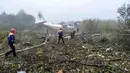 Tim penyelamat memeriksa lokasi kecelakaan pesawat kargo Antonov-12 di Lviv, Ukraina, Jumat (4/10/2019). Burung besi itu terbakar pada jarak 1,5 kilometer dari bandara Lviv. (HANDOUT/UKRANIAN EMERGENCY MINISTRY/AFP)