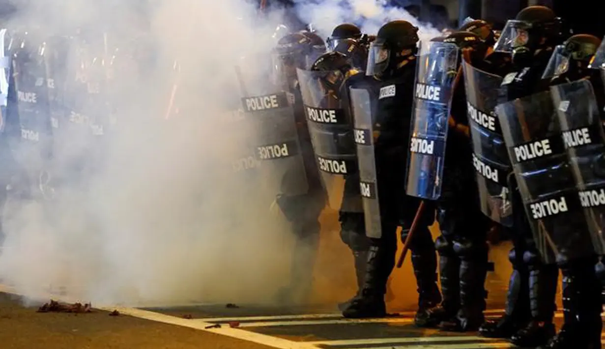 Polisi berjaga saat aksi unjuk rasa di daerah Charlotte, North Carolina, AS, Rabu (21/9). Pengunjuk rasa protes atas penembakan pria kulit hitam yang dilakukan oleh polisi. (REUTERS/Jason Miczek)