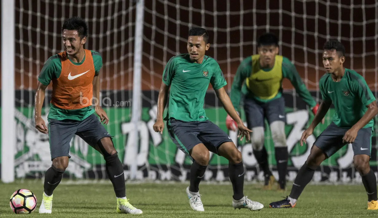 Gelandang Timnas Indonesia, Bayu Pradana, menggiring bola saat latihan di Stadion Maguwoharjo, Sleman, Selasa (11/6/2017). Latihan ini persiapan jelang ujicoba melawan Puerto Rico. (Bola.com/Vitalis Yogi Trisna)