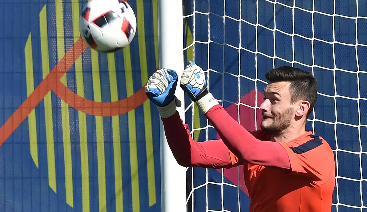  Hugo Lloris berlatih membloking tendangan penalti sebelum melawan Jerman pada laga semi-final di Centre d'Entrainement Robert Louis-Dreyfus, Marseille, (6/7/2016). (EPA/Peter Powell)