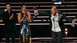 Vin Diesel menerima penghargaan untuk film favorit dan aksi film favorit bagi "Furious 7" dimana presenter John Stamos dan Priyanka Chopra bertepuk tangan untuk Vin Diesel di People's Choice Awards 2016, Los Angeles (6/1/2016). (REUTERS/Mario Anzuoni)