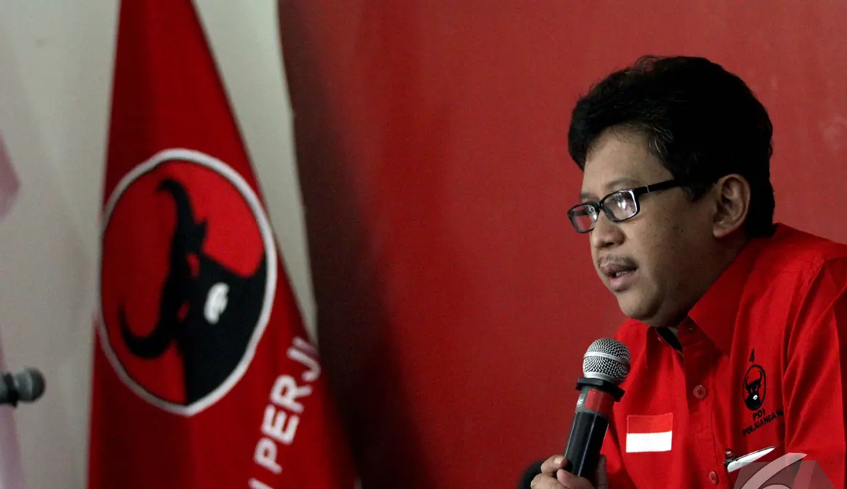 Hasto menjelaskan peringatan HUT PDIP akan digelar secara sederhana karena Indonesia masih dilanda duka dengan bencana alam di Banjarnegara dan kecelakaan AirAsia, Jakarta, Jumat (9/1/2015). (Liputan6.com/Faizal Fanani)