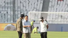 Ketua Umum PSSI, Erick Thohir (tengah) ditemani Sekjen Yunus Nusi berbincang dengan Direktur Utama PPKGBK, Rakhmadi Afif Kusumo saat meninjau kisiapan Stadion Utama Gelora Bung Karno (SUGBK), Senayan, Jakarta, Rabu (05/06/2024) menjelang laga Grup F Kualifikasi Piala Dunia 2026. (Bola.com/M Iqbal Ichsan)