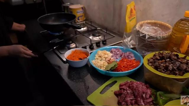 Potret Dapur Kotor di Rumah Paula Verhoeven, Minimalis tapi Serba Ada