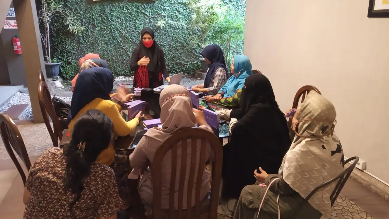 Ibu-ibu di Surabaya bergabung menjadi Mitra My Royal Queen. (Dian Kurniawan/Liputan6.com)