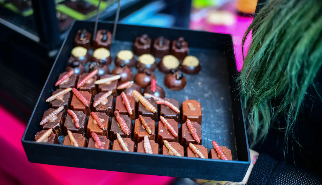 Cokelat bertabur cacing ditawarkan di sebuah pasar di Mexico City, Meksiko, Minggu (10/6). (Ronaldo SCHEMIDT/AFP)