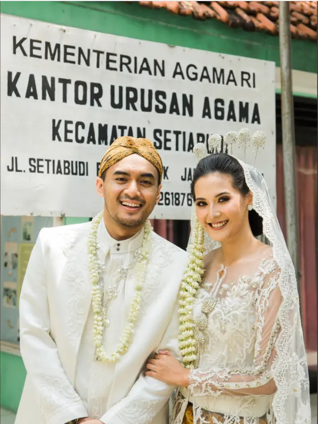 6 Hasil Foto Ciamik Pasangan Menikah di KUA, Latarnya Unik dan Antimainstream
