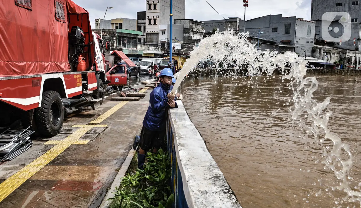 Petugas menyedot banjir yang menggenangi Jalan Jatinegara Barat, Jakarta, Senin (8/2/2021). Banjir yang menggenangi Jalan Jatinegara Barat terjadi akibat luapan Kali Ciliwung yang dipicu hujan deras di Jakarta dan Bogor sejak dini hari tadi. (merdeka.com/Iqbal S. Nugroho)