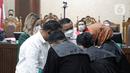 Terdakwa kasus narkoba Nia Ramadhani (kiri) dan Ardi Bakrie (kedua kiri) saat menjalani sidang putusan di PN Jakarta, Selasa (11/1/2022). Nia Ramadhani, Ardi Bakrie, dan Zen Vivanto divonis satu tahun penjara dalam kasus penyalahgunaan narkoba jenis sabu. (Liputan6.com/Faizal Fanani)