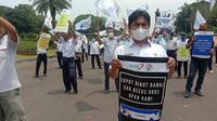 Sejumlah buruh dari Serikat Pekerja Dirgantara, Digital dan Transportasi Federasi Serikat Metal Indonesia (SPDT FSPMI) menggelar aksi demonstrasi di depan kantor pusat Damri.