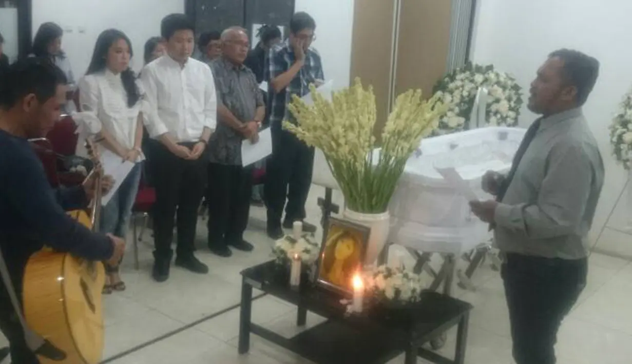 Air mata membanjiri suasana duka saat itu. Lantunan lagu-lagu penghibur dinyanyikan disertai dengan air mata yang jatuh di pelupuk mata para pelayat. Semua itu dilakukan untuk megiringi kepergian Yana selamanya. (Bambang E.Ros/Bintang.com)