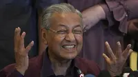 Perdana Menteri Malaysia Mahathir Mohamad memberi isyarat saat berbicara dalam konferensi pers di Putrajaya, Malaysia, Sabtu (22/2/2020). Mahathir Mohamad mengirimkan surat pengunduran diri sebagai Perdana Menteri ke Raja Malaysia pada Senin (24/2/2020). (AP Photo/Vincent Thian)