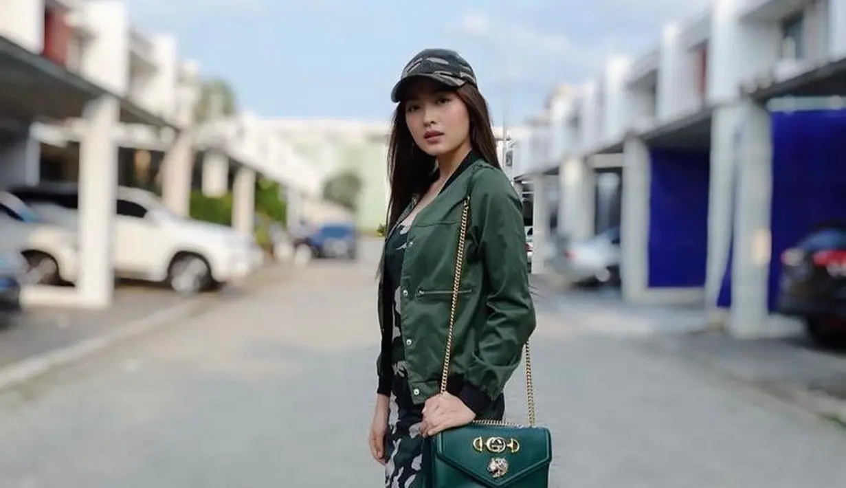Tampil gagah, Natasha Wilona memadukan topi serta dress bermotif loreng yang dipadukan jaket hijau army (Instagram/natashawilona12).