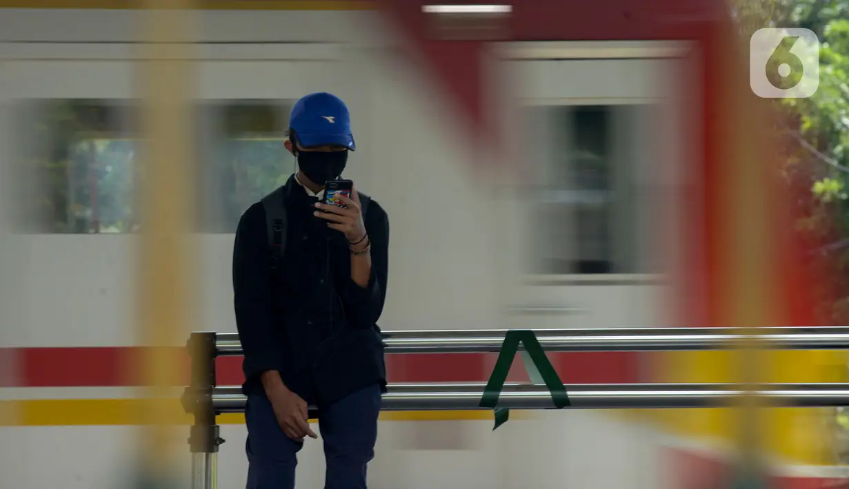 Penumpang menunggu KRL Commuter line di Stasiun Klender, Jakarta, Kamis(16/4/2020). Kereta rel Listrik Commuter line untuk wilayah Jabodetabek direncanakan akan diberhentikan mulai 18 April 2020. Penghentian dilakukan sementara setelah PSBB di wilayah Tangerang. (merdeka.com/Imam Buhori)