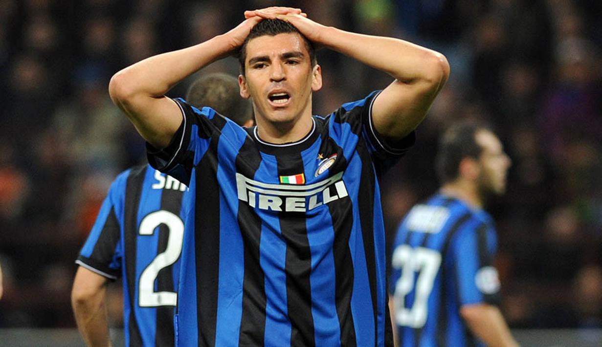 1. Lucio - Bek tangguh asal Brasil ini meninggalkan Inter Milan pada 2012 untuk bergabung dengan Juventus. Namun kerjasamanya dengan Juve hanya berlangsung singkat hanya sampai Desember 2012. (Photo by GIUSEPPE CACACE / AFP)