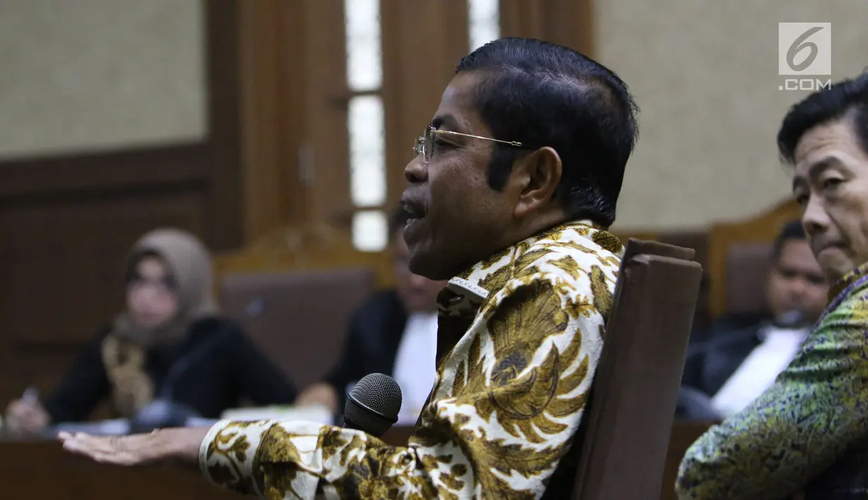 Mantan Menteri Sosial, Idrus Marham menjawab pertanyaan saat menjadi saksi sidang dugaan suap kesepakatan kerja sama pembangunan PLTU Riau-1 dengan terdakwa Eni Maulani Saragih di Pengadilan Tipikor, Jakarta, Rabu (2/1). (Liputan6.com/Helmi Fithriansyah)