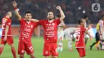 Pemain tengah Persija, Joan Tomas Campasol (ketiga kiri) bersama Sandi Darma Sute merayakan kemenangan atas Persipura pada lanjutan Shopee Liga 1 Indonesia 2019 di Stadion Utama Gelora Bung Karno, Jakarta, Kamis (28/11/2019). Persija unggul 1-0. (Liputan6.com/Helmi Fithriansyah)