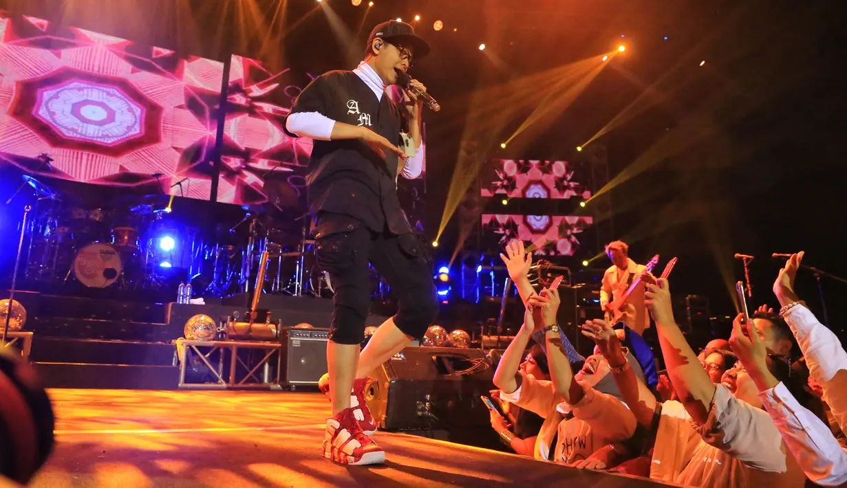 Para penonton yang hadir di konser tersebut dimanjakan dengan suara emas band Gigi yang melantunkan beberapa lagu andalannya. Kehadiran Gigi di panggung tersebut setelah penampilan dari God Bless. (Adrian Putra/Bintang.com)