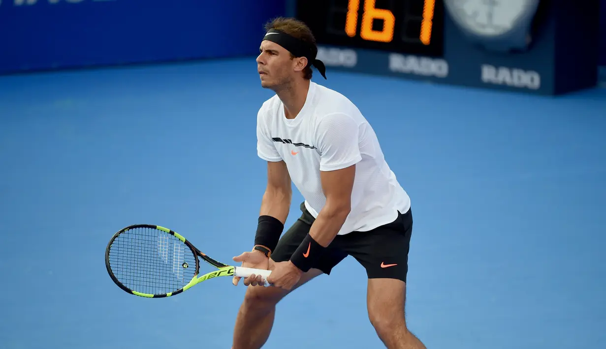 Gaya petenis asal Spanyol, Rafael Nadal menunggu serangan bola dari lawannya, petenis asal Jepang Yoshihito Nishioka dalam babak perempat final turnamen Meksiko Terbuka 2017 di Cancha Central, Acapulco, Kamis (2/3). (AFP PHOTO/Alfredo ESTRELLA)