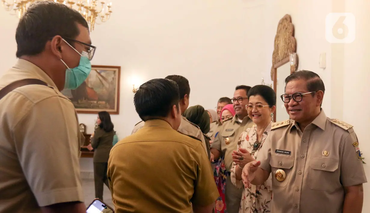 Hari pertama masuk kerja usai libur Lebaran 2025 di lingkungan Balai Kota Jakarta diawali dengan halalbihalal dan silaturahmi antara pegawai bersama Gubernur Jakarta Pramono Anung dan Wakil Gubernur Jakarta Rano Karno. (Liputan6.com/Herman Zakharia)
