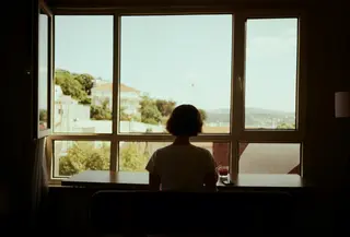 Ambil waktu istirahat sejenak, jalan-jalan ringan, atau sekadar menikmati kopi tanpa gangguan untuk menenangkan pikiran dan meredakan stres (Foto: Polina Lavor/Unsplash)