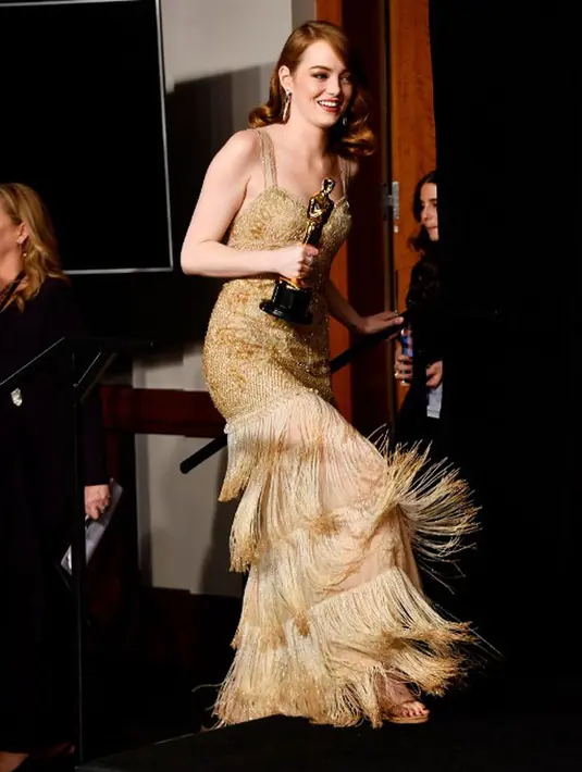 Emma juga menceritakan soal perasaan yang kini dirasakannya saat menggenggam piala Oscar di tangannya.  Ia menganggap piala tersebut sebagai simbol indah dan sebagai panduan kesuksesannya ke depan. (AFP/Bintang.com)