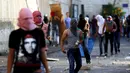 Warga Palestina ikut ambil bagian dalam bentrokan dengan polisi Israel di Shuafat, sebuah daerah pinggiran Arab, Yerusalem, Senin (5/10/2015). Seorang remaja Palestina tewas pada Senin dalam bentrokan di Tepi Barat. (REUTERS/Ammar Awad)