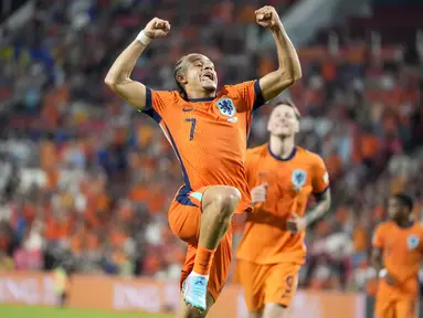 Gelandang Belanda Xavi Simons merayakan gol kelima timnya yang dicetak ke gawang  Bosnia-Herzegovina pada matchday pertama Grup 3 UEFA Nations League 2024/2025 di Stadion Phillips, Minggu (8/9/2024). (AP Photo/Peter Dejong)
