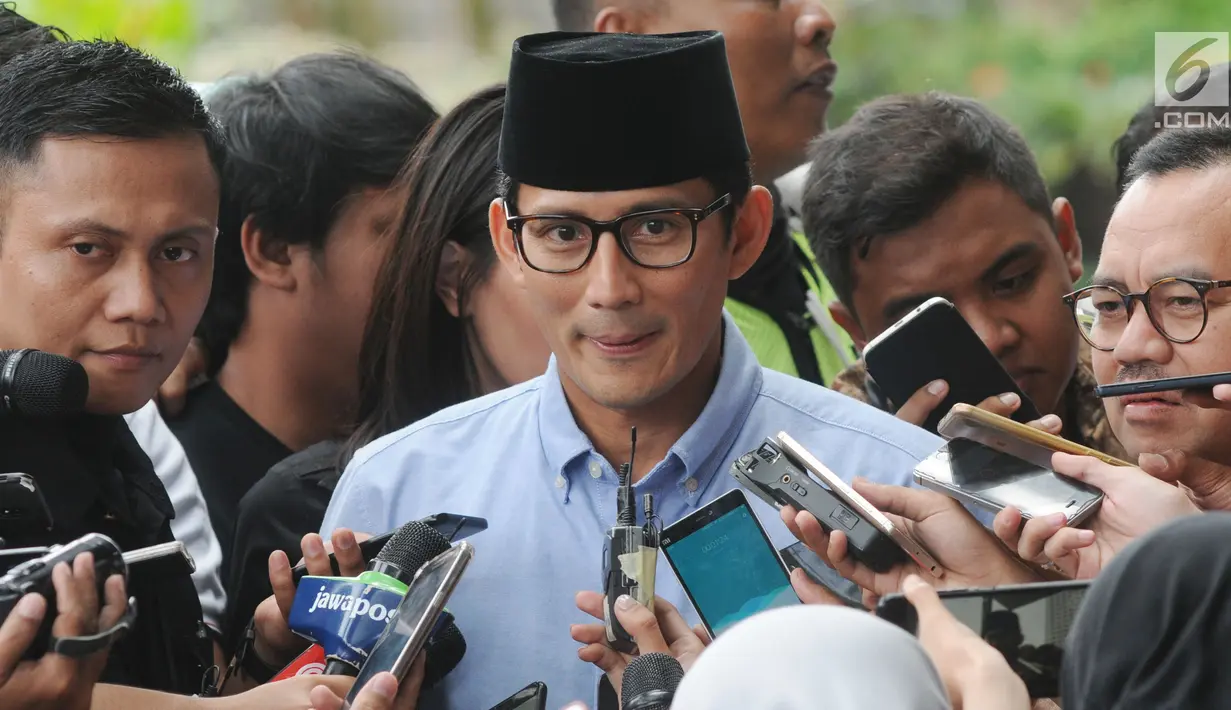 Bakal calon wakil presiden, Sandiaga Uno memberikan keterangan setibanya di gedung KPK, Jakarta, Selasa (14/8). Kedatangan Sandi untuk melaporkan LHKPN yang merupakan bagian dari syarat pencalonan dirinya sebagai bakal cawapres. (Merdeka.com/Dwi Narwoko)